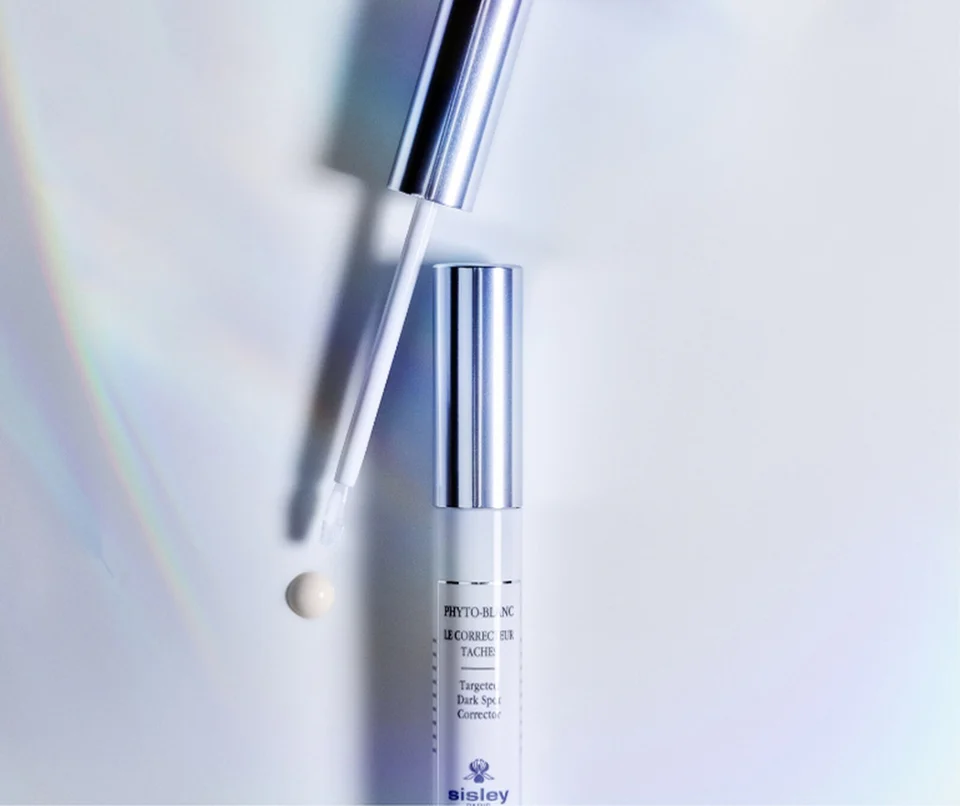 Phyto-Blanc Targeted Dark Spot Corrector offers results on all types of dark spots (due to aging, UV, pollution and skin imperfections) in just 15 days. Its formula combines two intensive anti-dark spot actions to improve complexion evenness and radiance.
