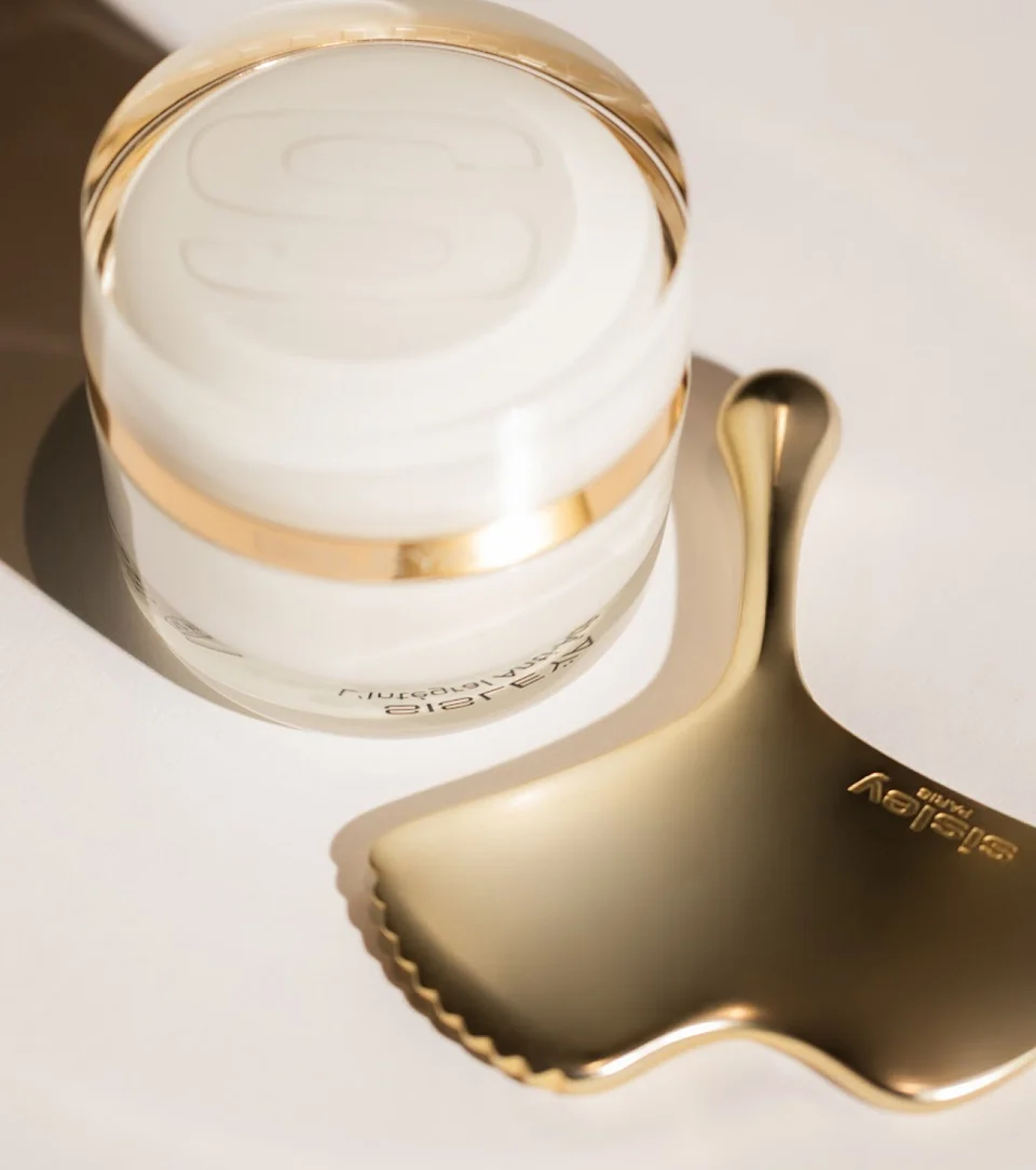 Sisleÿa L’Intégral Anti-âge anti-aging massage with the Sisley Ginkgo Gua Sha