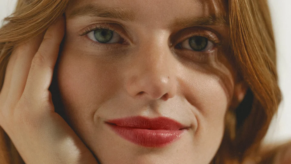 Model wearing Phyto-Rouge Shine