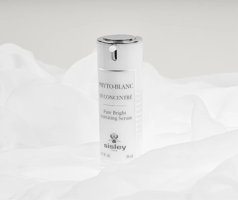 Phyto-Blanc Pure Bright Activating Serum is an everyday companion for illuminating the complexion and reducing the appearance of dark spots as soon as they appear.