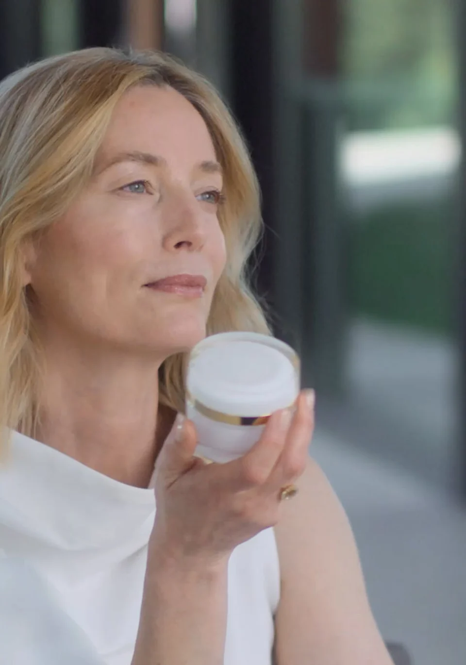 Lucie de la Falaise, Sisleÿa L’Intégral Anti-Âge ambassador, applies the new lightweight Fresh Gel Cream texture.