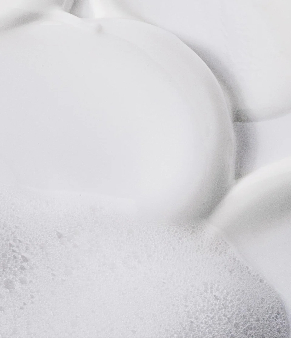 Radiance Foaming Cream combines several actions: it removes make-up, cleanses and rids the skin from traces of pollution.