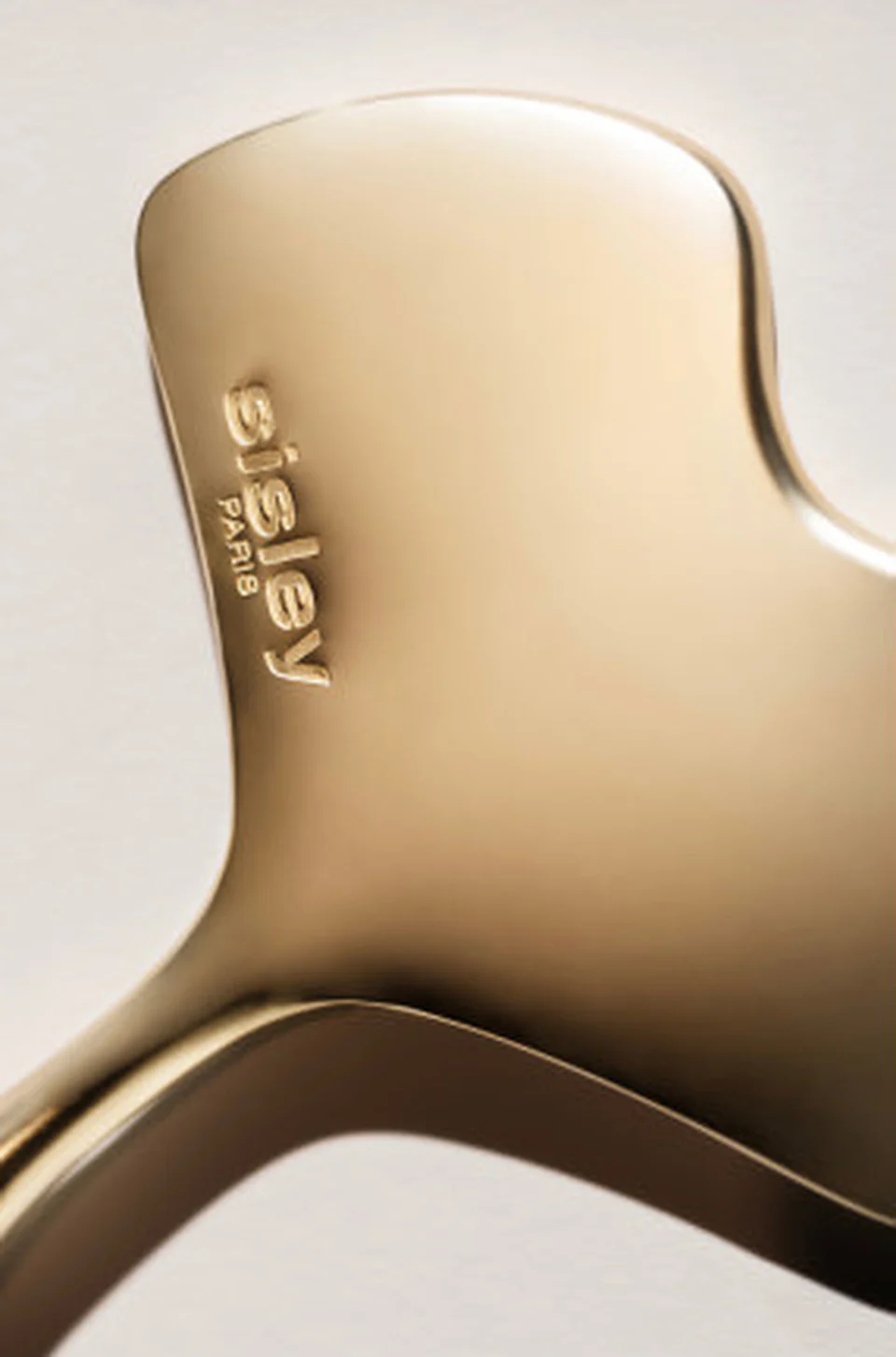 Sisleÿa L’Intégral Anti-âge anti-aging massage with the Sisley Ginkgo Gua Sha