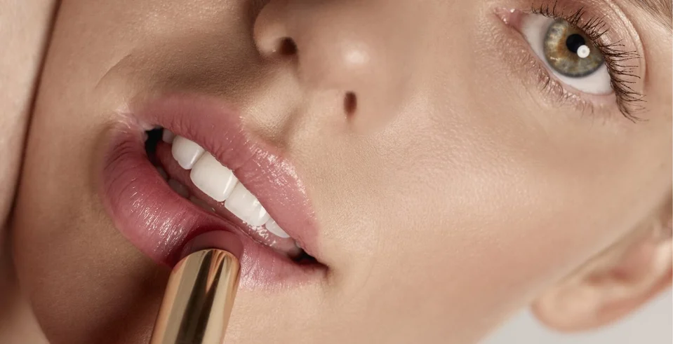 Model wearing Phyto-Lip Balm moisturising lip balm crush shade