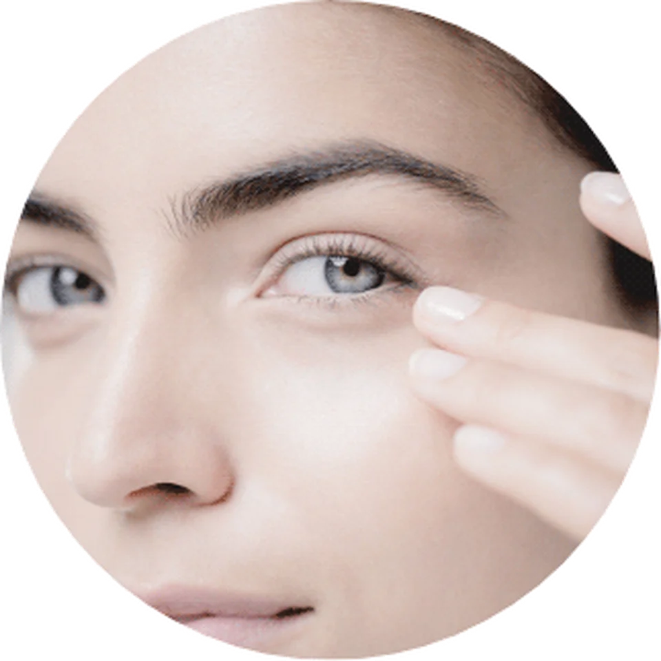 Parce qu'il est très mince et plus sec que le reste du visage, la zone de contour des yeux doit être hydratée avec des produits spécifiques, tels que les crèmes de contour des yeux antioxydants.