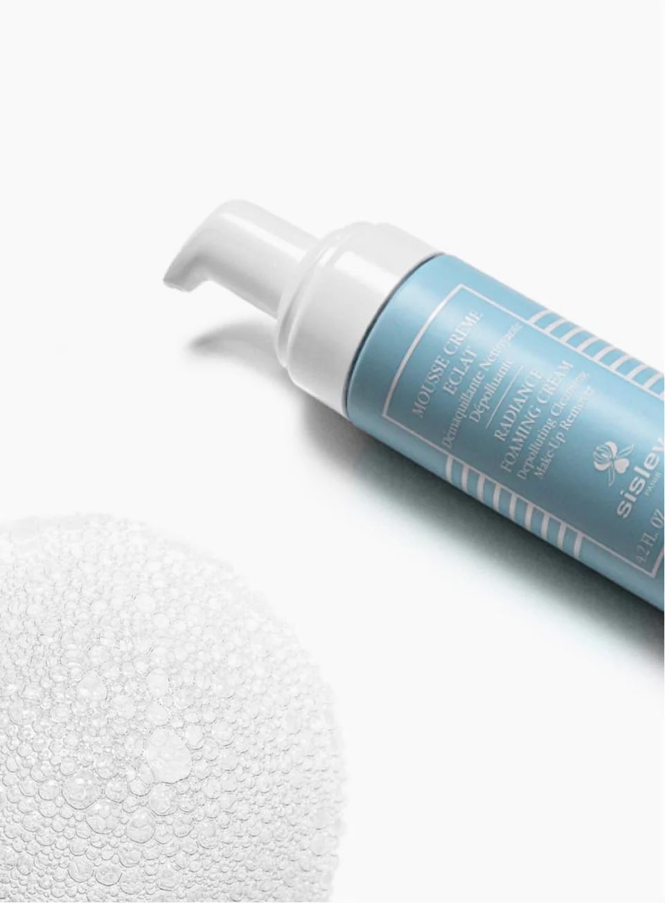 Radiance Foaming Cream (add link when product online) combines several actions: it removes make-up, cleanses and rids the skin from traces of pollution.
