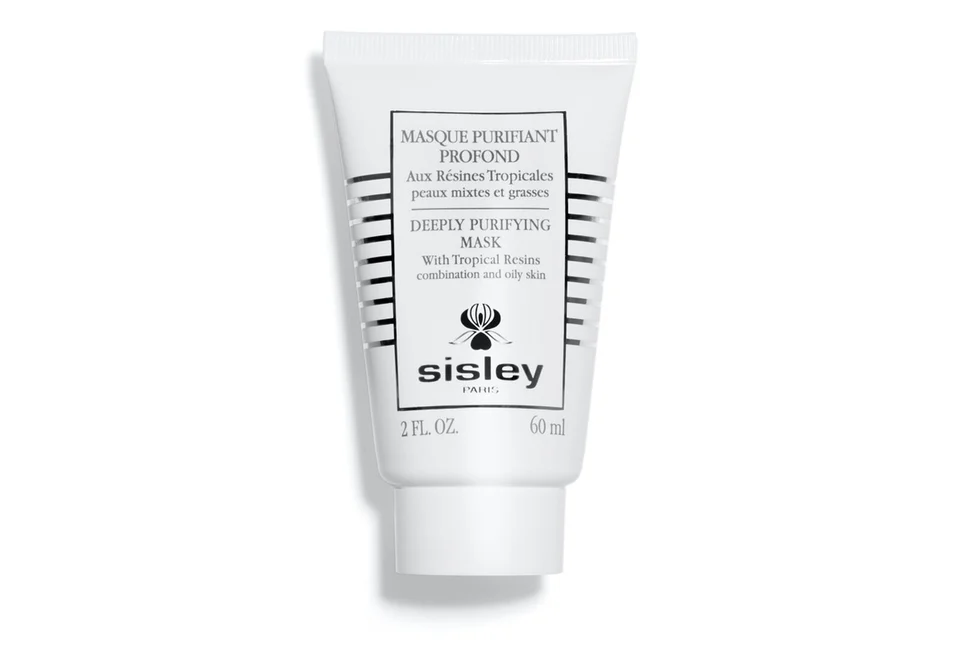 Laissez poser un masque pour assainir la peau de votre visage.