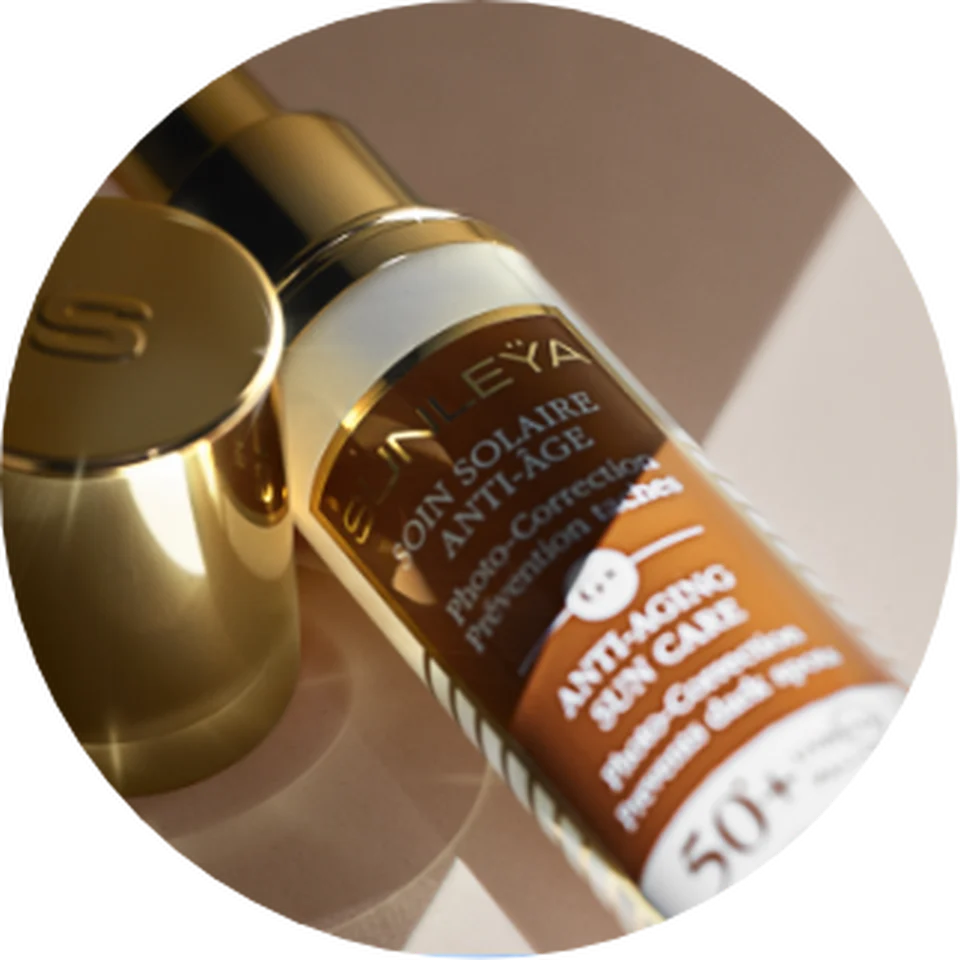 Apply an anti-aging lotion to wake up the skin and provide it with its first anti-ageing active ingredients, then move on to an anti-ageing serum packed with active ingredients. Then protect your face with natural suncare or suncare products designed for your skin type and the sun conditions.