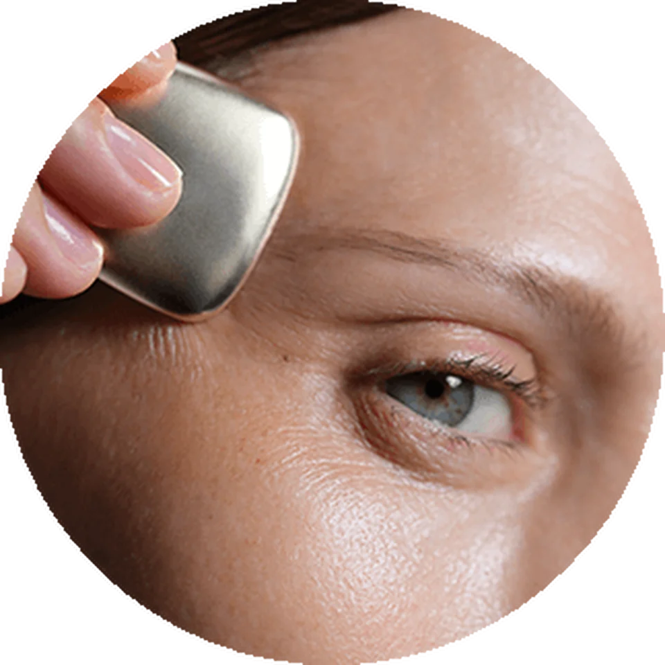 Lorsque les premiers signes visibles du vieillissement apparaissent autour des yeux, il est important d'utiliser des traitements anti-âge ciblés.