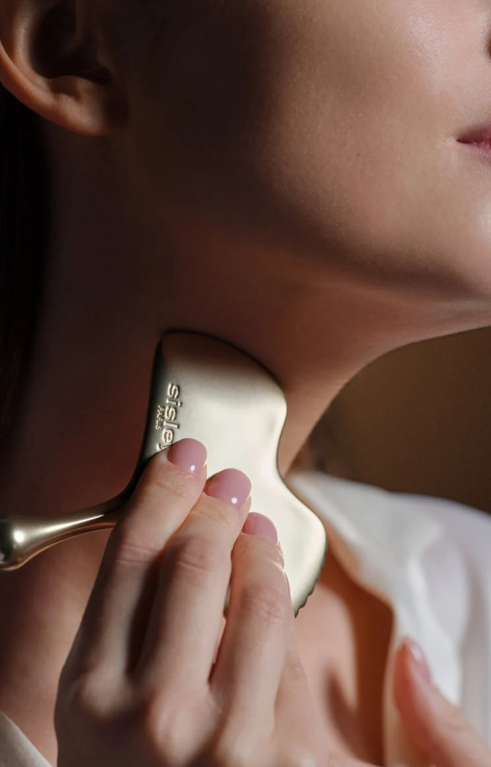 Sisleÿa L’Intégral Anti-âge anti-aging massage with the Sisley Ginkgo Gua Sha