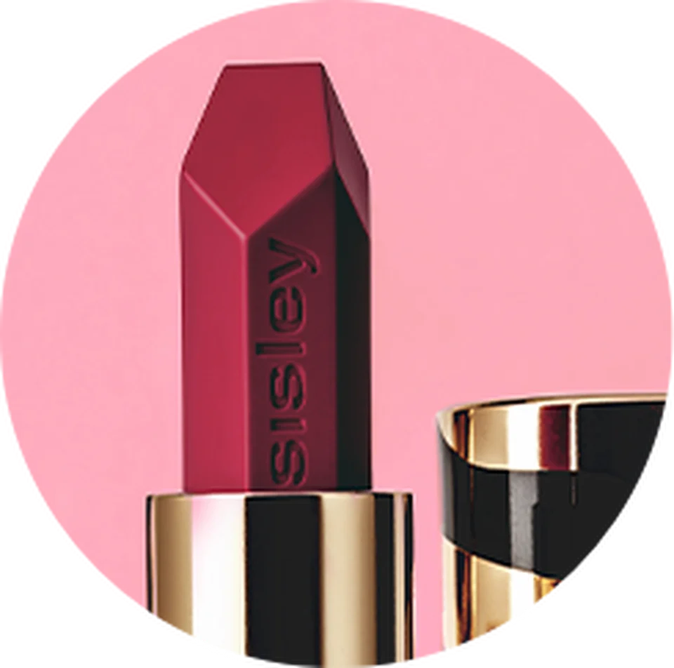 When applying your lip makeup, use expert products that combine color results with lip care.