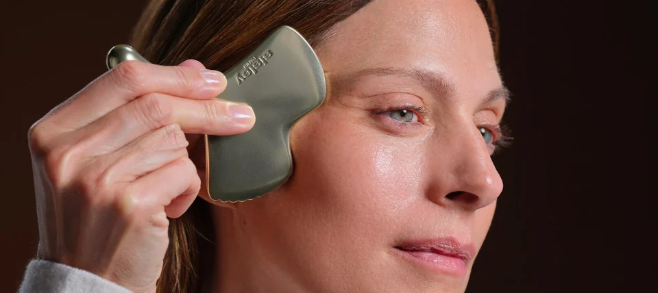 Massage with the Gingko Gua Sha by Sisley