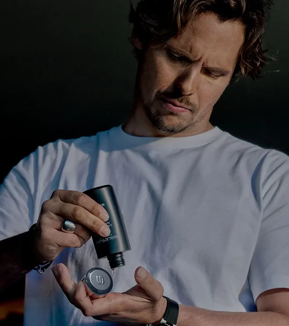 Nic Von Rupp using Sisleÿum toning lotion