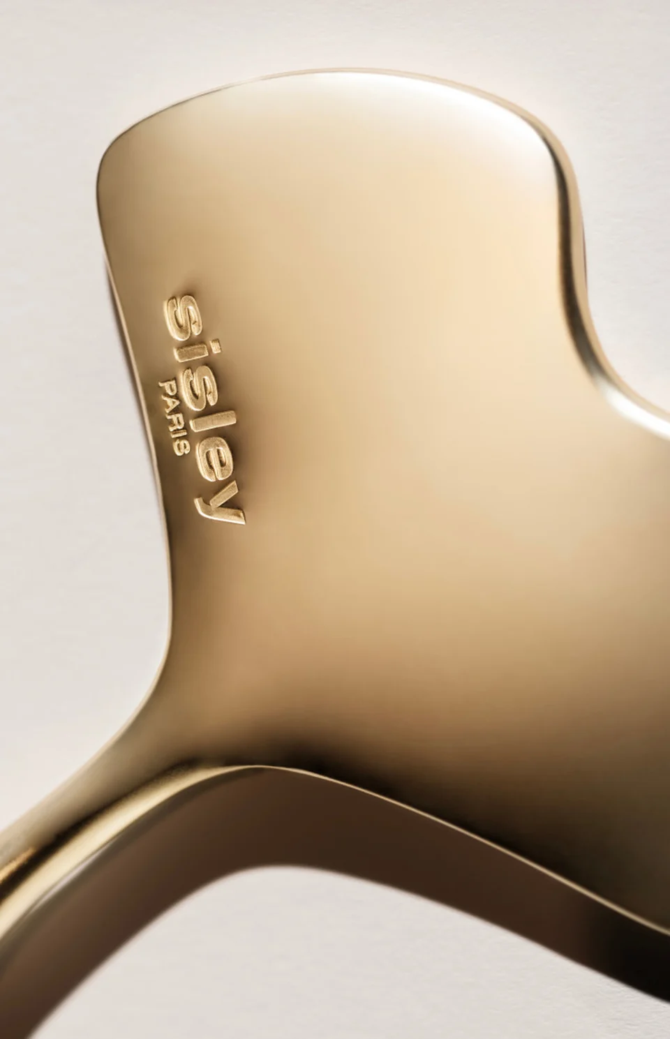 Sisleÿa L’Intégral Anti-âge anti-aging massage with the Sisley Ginkgo Gua Sha