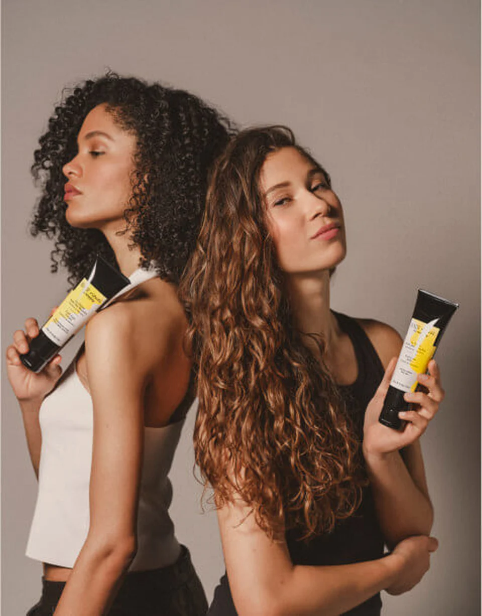 Two Hair Rituel models with wavy hair and tightly curled hair