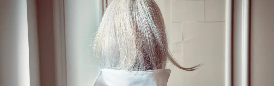 Model with white hair with Hair Rituel by Sisley Beautifying Hair Care Mask