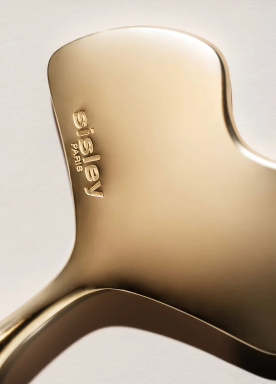 Sisleÿa L’Intégral Anti-âge anti-aging massage with the Sisley Ginkgo Gua Sha