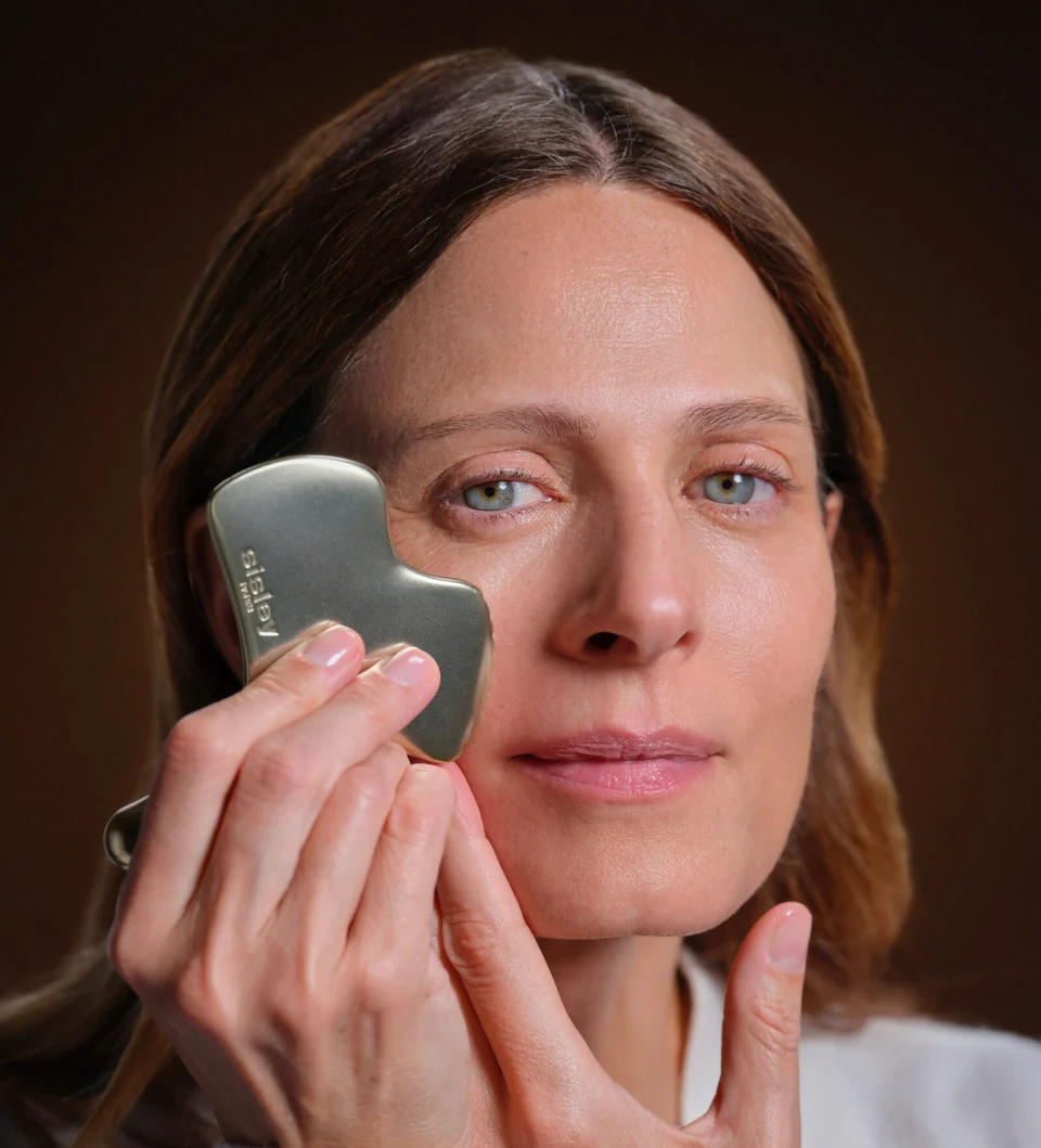 Night routine massage to do with the Ginkgo Gua Sha by Sisley 