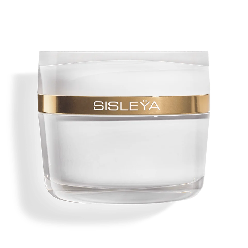Lucie de la Falaise, Sisleÿa L’Intégral Anti-Âge ambassador, applies the new lightweight Fresh Gel Cream texture.