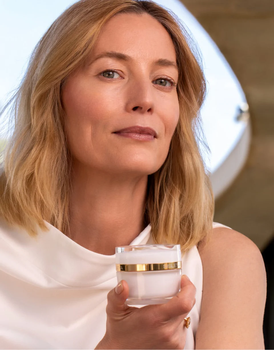 Lucie de la Falaise, Sisleÿa L’Intégral Anti-Âge ambassador, applies the new lightweight Fresh Gel Cream texture.