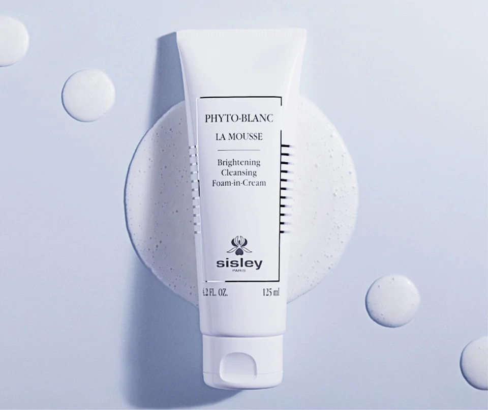 Phyto-Blanc Brightening Cleansing Foam-in-Cream rids skin of all impurities, traces of pollution and excess sebum. Its sensory cream-in-foam texture gently purifies skin for a fresh, glowy and even skin tone in a single step.