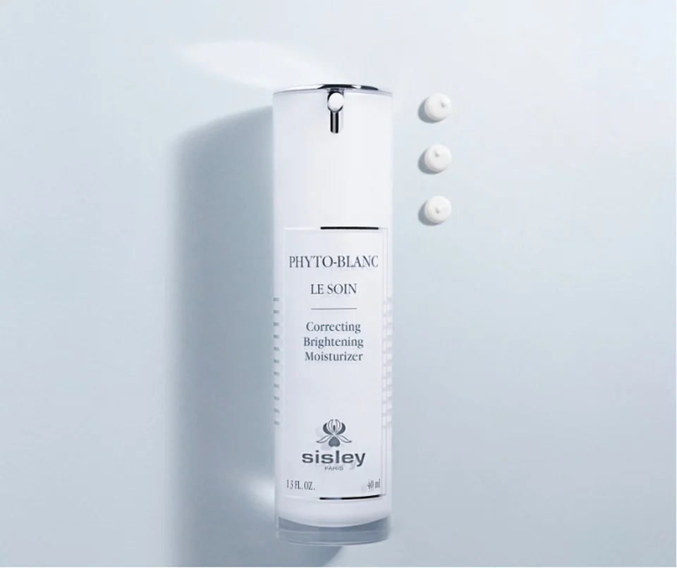 Phyto-Blanc Correcting Brightening Moisturizer acts as an urban moisturizing anti-dark spot shield. Day after day, skin is visibly more even and dark spots appear reduced.
