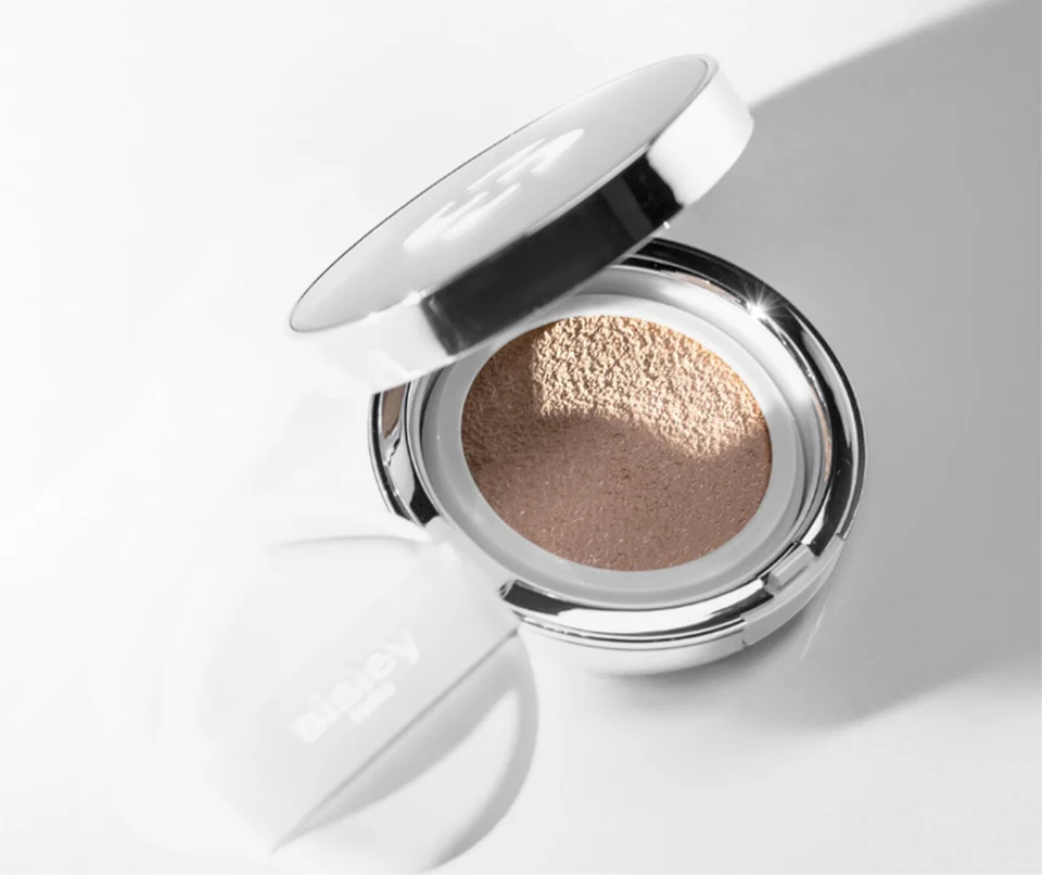 Phyto-Blanc Le Cushion is a skincare-infused foundation that reveals fresh, even and glowy skin. Its triple SPF50+ anti-UV, anti-pollution and anti-free radical action provides ideal everyday protection.