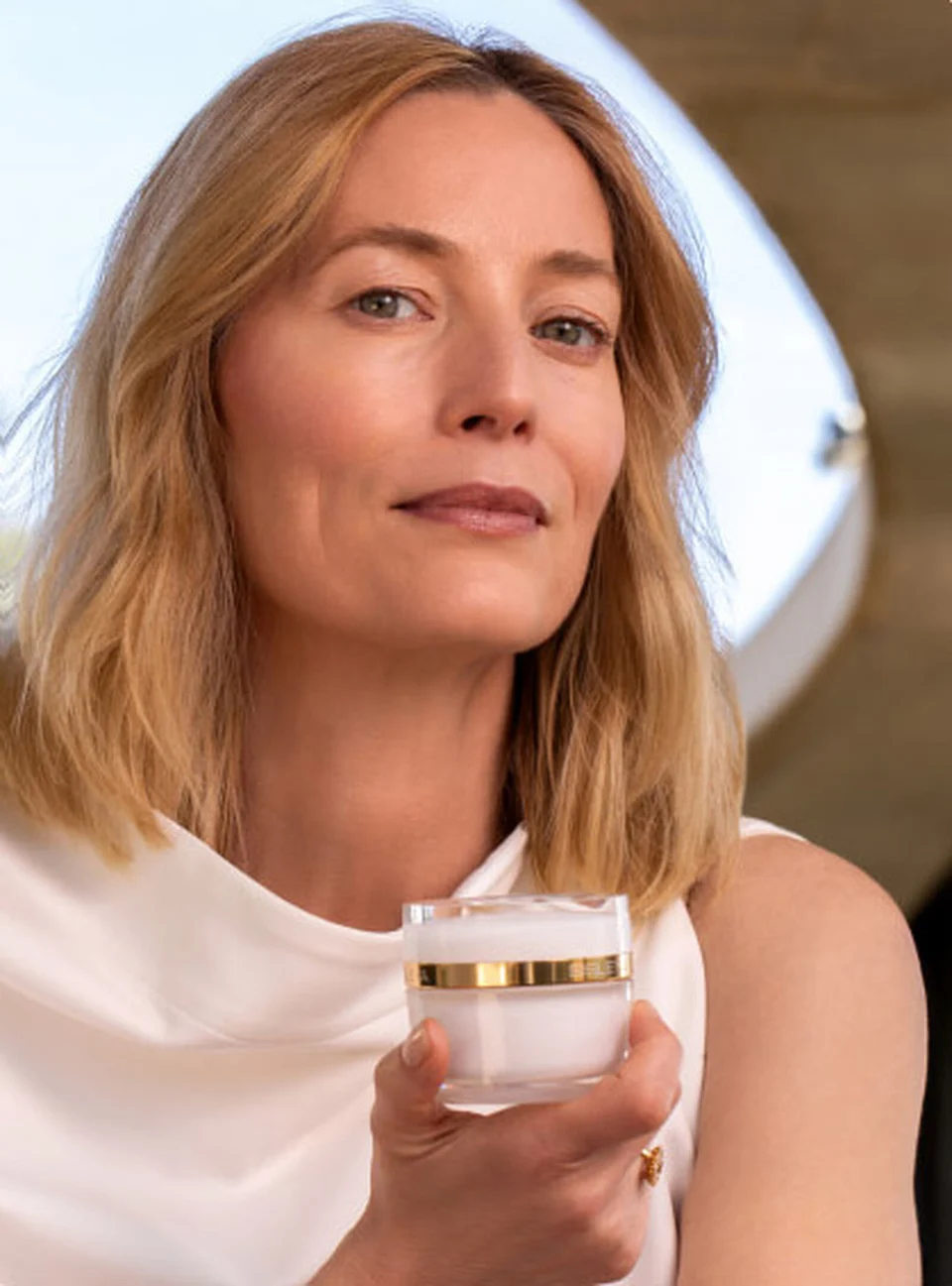 Lucie de la Falaise, Sisleÿa L’Intégral Anti-Âge ambassador, applies the new lightweight Fresh Gel Cream texture.