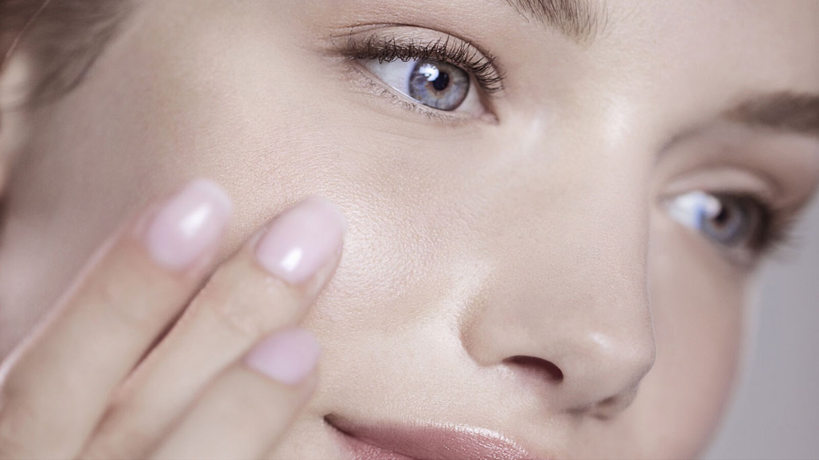 After cleansing, apply a special lotion for sensitive skin or a floral water.