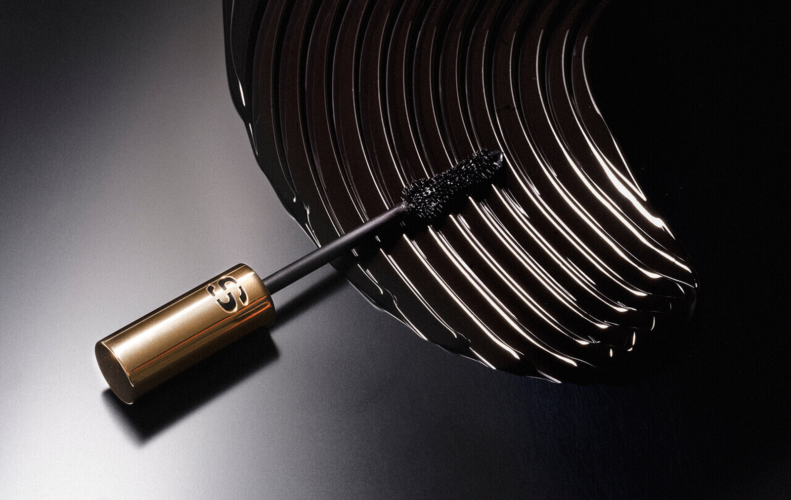 Phyto-Noir mascara brush with thick bristles