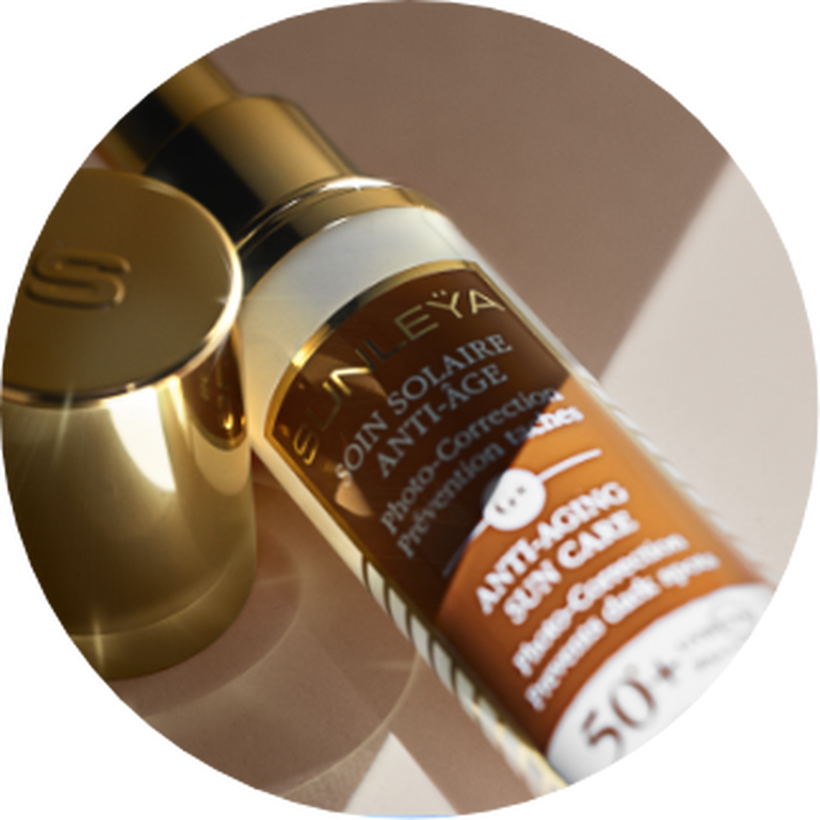 Apply an anti-aging lotion to wake up the skin and provide it with its first anti-ageing active ingredients, then move on to an anti-ageing serum packed with active ingredients. Then protect your face with natural suncare or suncare products designed for your skin type and the sun conditions.
