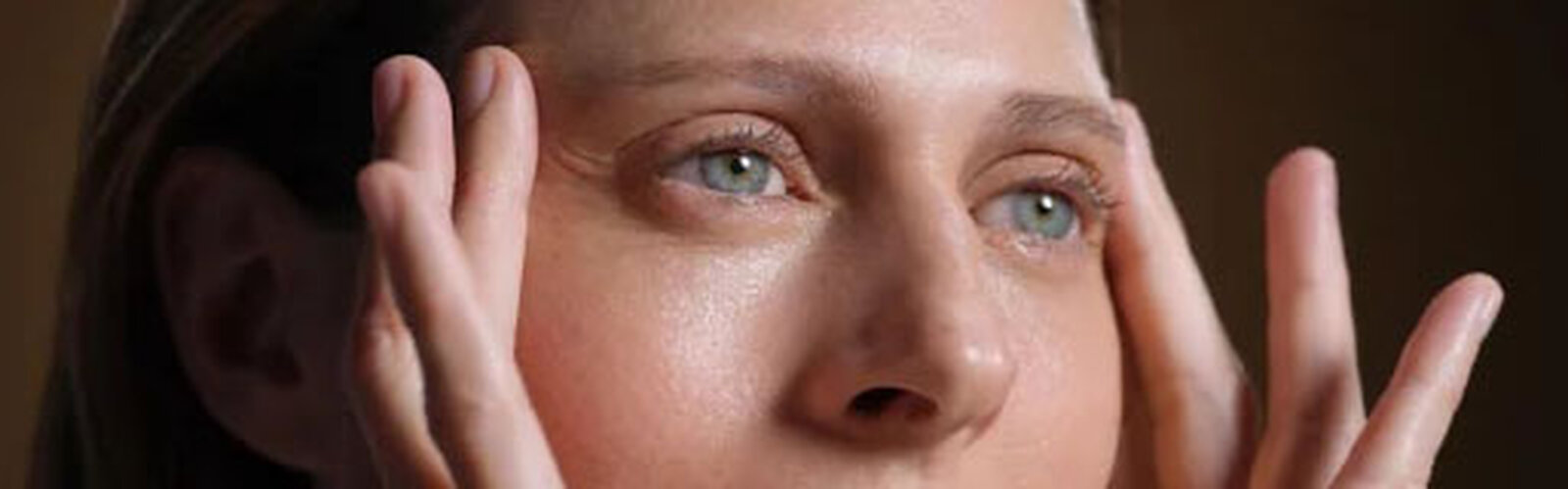 How to take care of your eye contour area? 