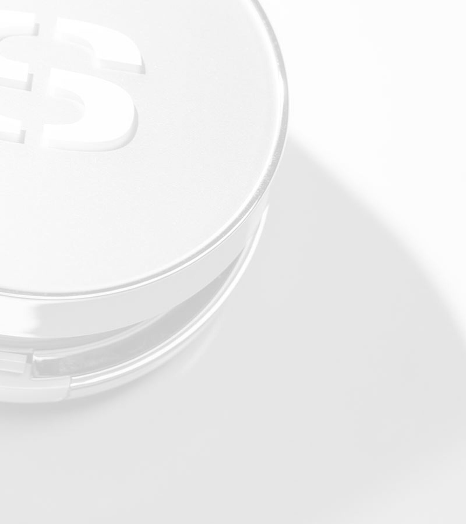 Sisley is committed to innovation by using recycled or organically sourced material whenever possible. 