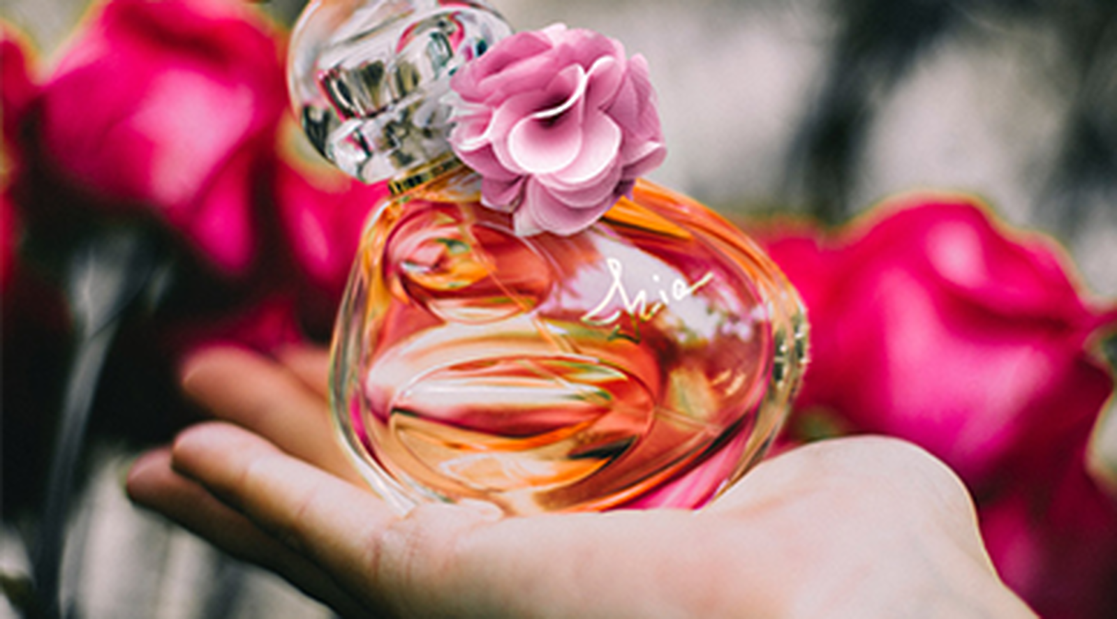 Izia, the new feminine fragrance from Sisley, was released in 2017.