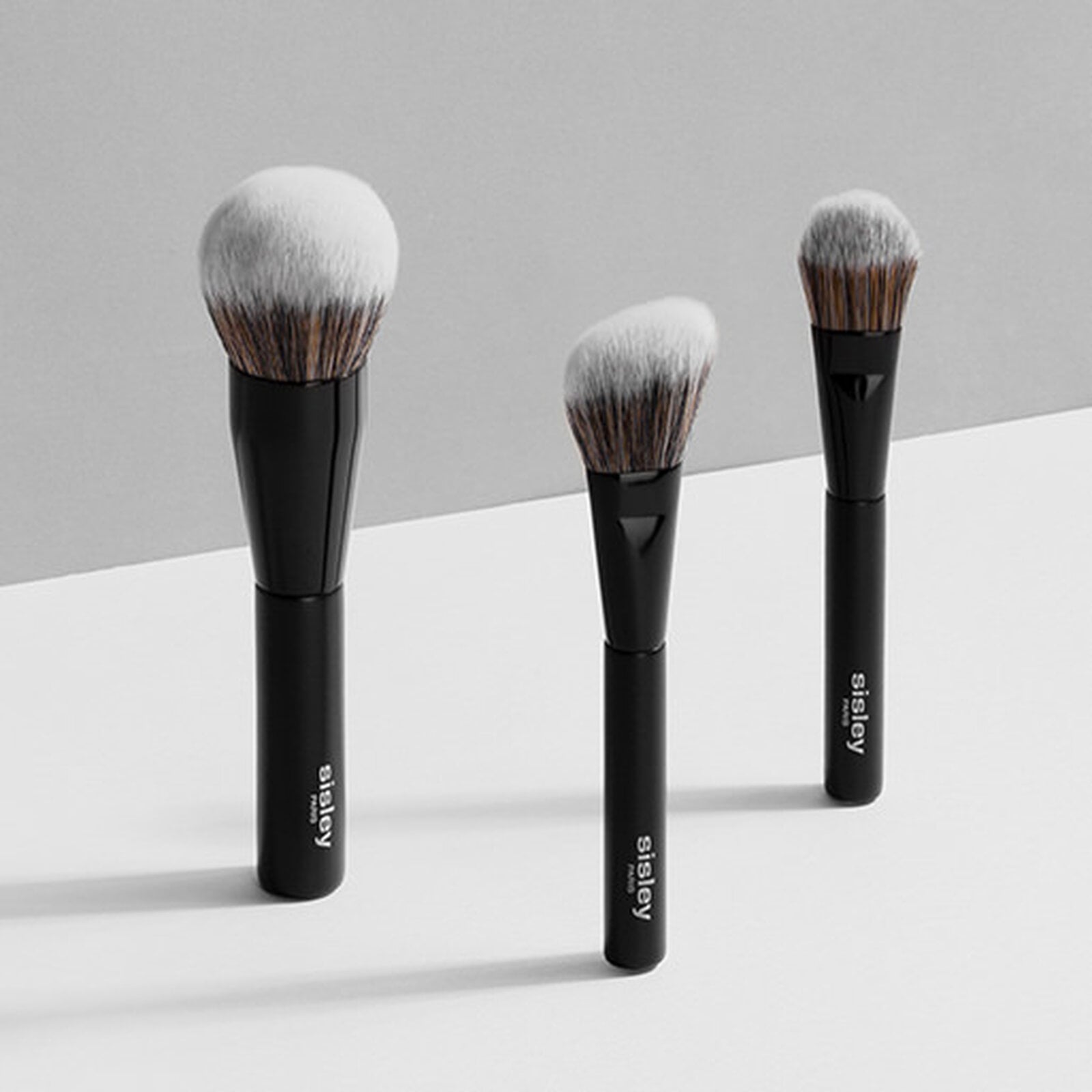 Discover all the best brushes for applying your foundation